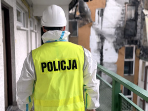 Pożar w Ząbkach - działania policjantów na miejscu pogorzeliska.