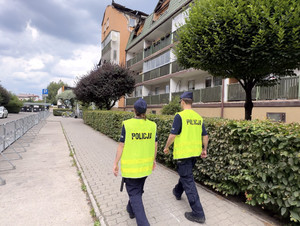 Pożar w Ząbkach - działania policjantów na miejscu pogorzeliska.