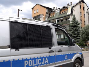 Pożar w Ząbkach - działania policjantów na miejscu pogorzeliska.