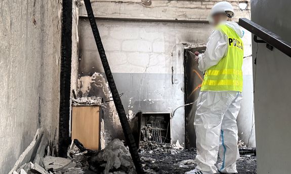 Pożar w Ząbkach - działania policjantów na miejscu pogorzeliska.