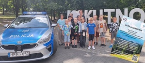 Policjantka pozuje do zdjęcia z uczestnikami półkolonii.