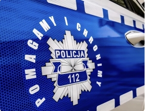 Logo Pomagamy i chronimy na drzwiach radiowozu.