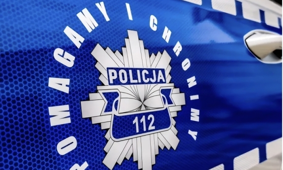 Logo Pomagamy i chronimy na drzwiach radiowozu.