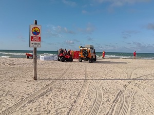 Ratownicy na plaży przy pojeżdzie.