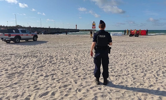 Policjant na plaży.