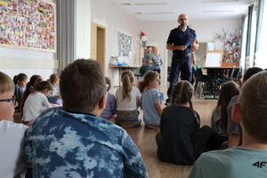 Policjant podczas spotkania profilaktycznego z dziećmi.