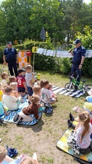 Policjanci podczas spotkania profilaktycznego z dziećmi.