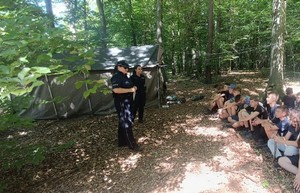 Policjantki podczas spotkania profilaktycznego z grupą harcerzy.