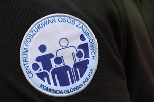 Emblemat na koszulce z logo Centrum Poszukiwań Osób Zaginionych Komenda Główna Policji.