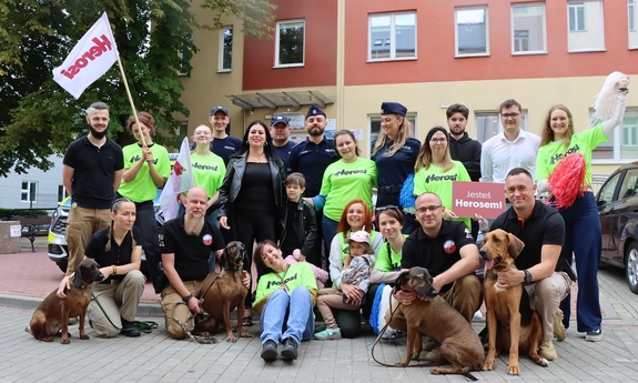 Zdjęcie grupowe - przewodnicy i ich psy tropiące metodą mantrailingu z Wydziału Poszukiwań i Identyfikacji Osób Biura Kryminalnego Komendy Głównej Policji odwiedzili Kaje w szpitalu.