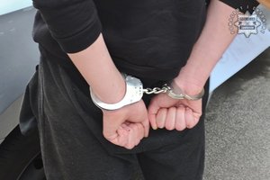 Na zdjęciu widoczne ręce mężczyzny, na które ma założone kajdanki.