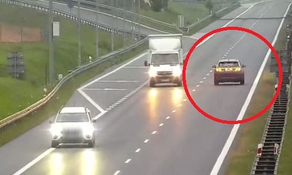 kadr z monitoringu. kierowca jedzie pod prąd. mijają go dwa pojazdy.