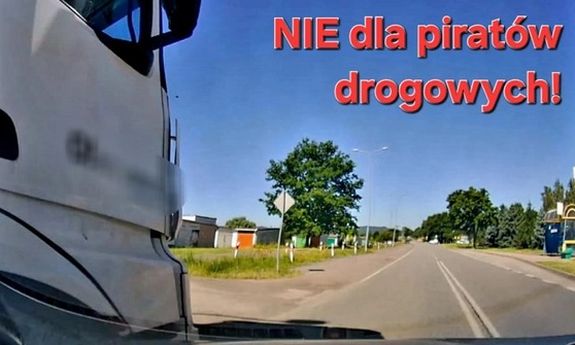 Kierowca samochodu ciężarowego, wyprzedzając na linii podwójnej ciągłej, uderza w lewy przód auta. Obok napis: Nie dla piratów drogowych!