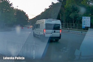 Przejeżdżające auto, które nie zatrzymało się do kontroli.
