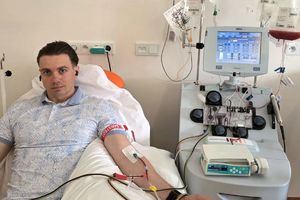 Policjant w trakcie oddawania krwi.