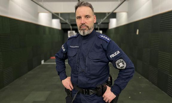 policjant na strzelnicy.