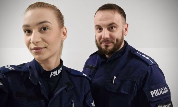 policjantka i policjant stoją na białym tle i się uśmiechają.