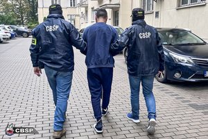 policjanci z zatrzymanymi.