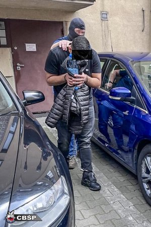 policjanci z zatrzymanymi.