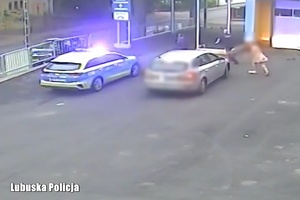 kadr z monitoringu. radiowóz i samochód stoją przed szpitalem.