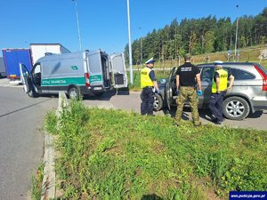 Służby podczas kontroli drogowej.