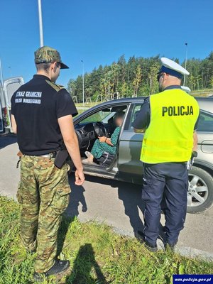 Służby podczas kontroli drogowej.