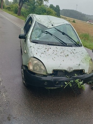 rozbity samochód.