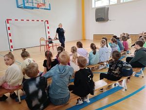 Policjantka podczas spotkania z młodzieżą.
