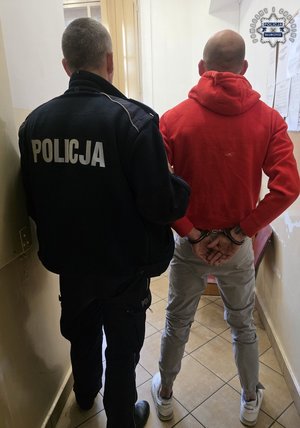 policjant z zatrzymanym.