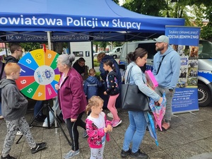 Policjanci w namiocie profilaktycznym rozmawiają z uczestnikami wydarzenia.