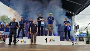 Mistrzostwa Polski Policji w triathlonie - zwycięzcy na podium.