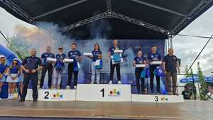 Mistrzostwa Polski Policji w triathlonie - zwycięzcy na podium.