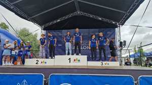 Mistrzostwa Polski Policji w triathlonie - zwycięzcy na podium.