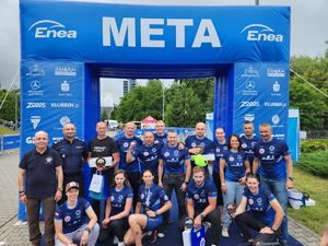 Mistrzostwa Polski Policji w triathlonie - zdjęcie zbiorowe Reprezentacji Policji.