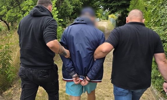 Zatrzymany prowadzony przez policjantów.