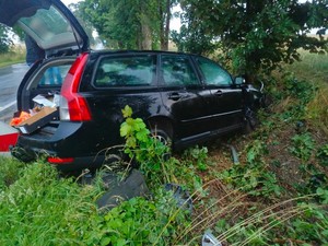 Auto, które wypadło z drogi.