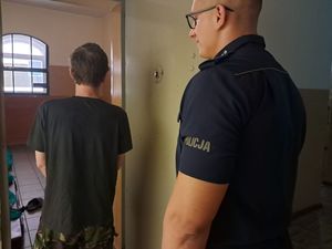 Policjant z zatrzymanym.