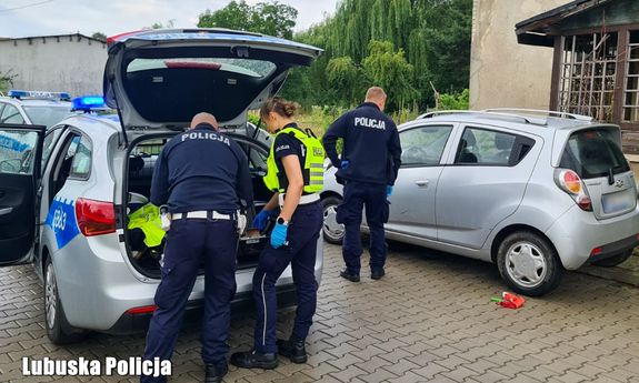 Troje policjantów przy radiowozie i i aucie cywilnym.
