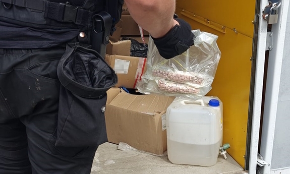 Policjant podczas zabezpieczania środków odurzających.