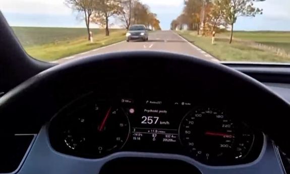 nagranie zegarów samochodu. na liczniku pokazuje 257km/h.