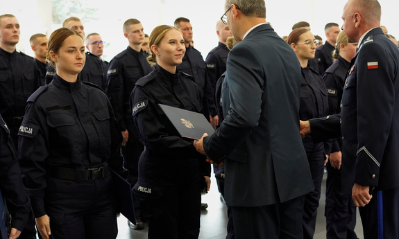 Grupa policjantów w trakcie ślubowania.