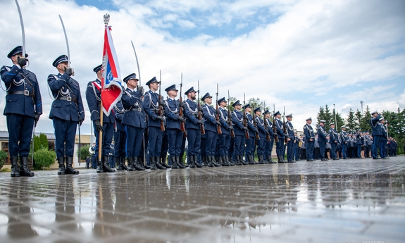 Kompania reprezentacyjna na placu Akademii Policji w Szczytnie.