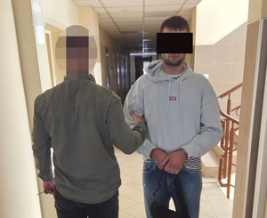 policjant z zatrzymanym.
