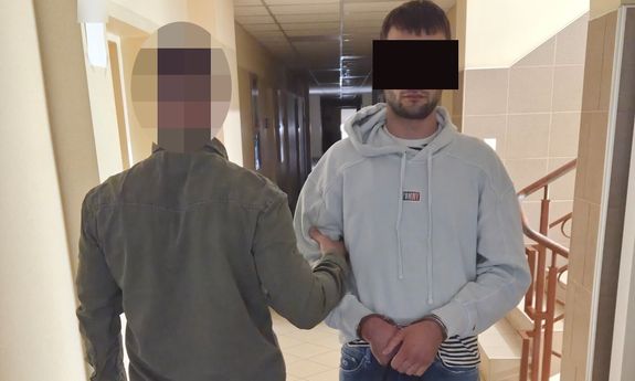 policjant z zatrzymanym.