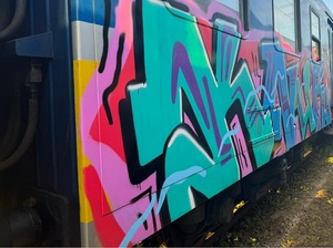 Wagon pomalowany graffiti.