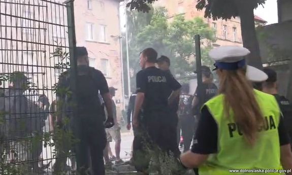 Policjanci zabezpieczają miejsce, w którym zebrało się kilkadziesiąt osób.