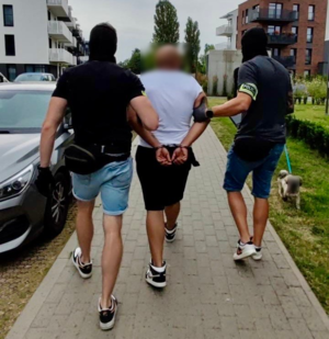 policjanci z zatrzymanymi.