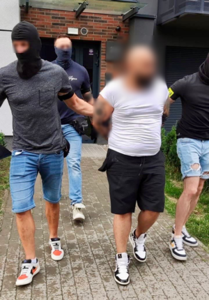 policjanci z zatrzymanymi.
