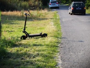 hulajnoga na trawie.