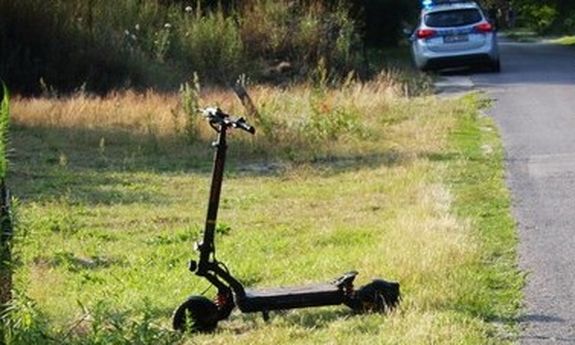 hulajnoga na trawie.